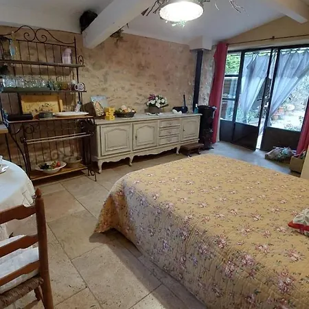 Bed and Breakfast L'olivier Sur La Place La Rochegiron